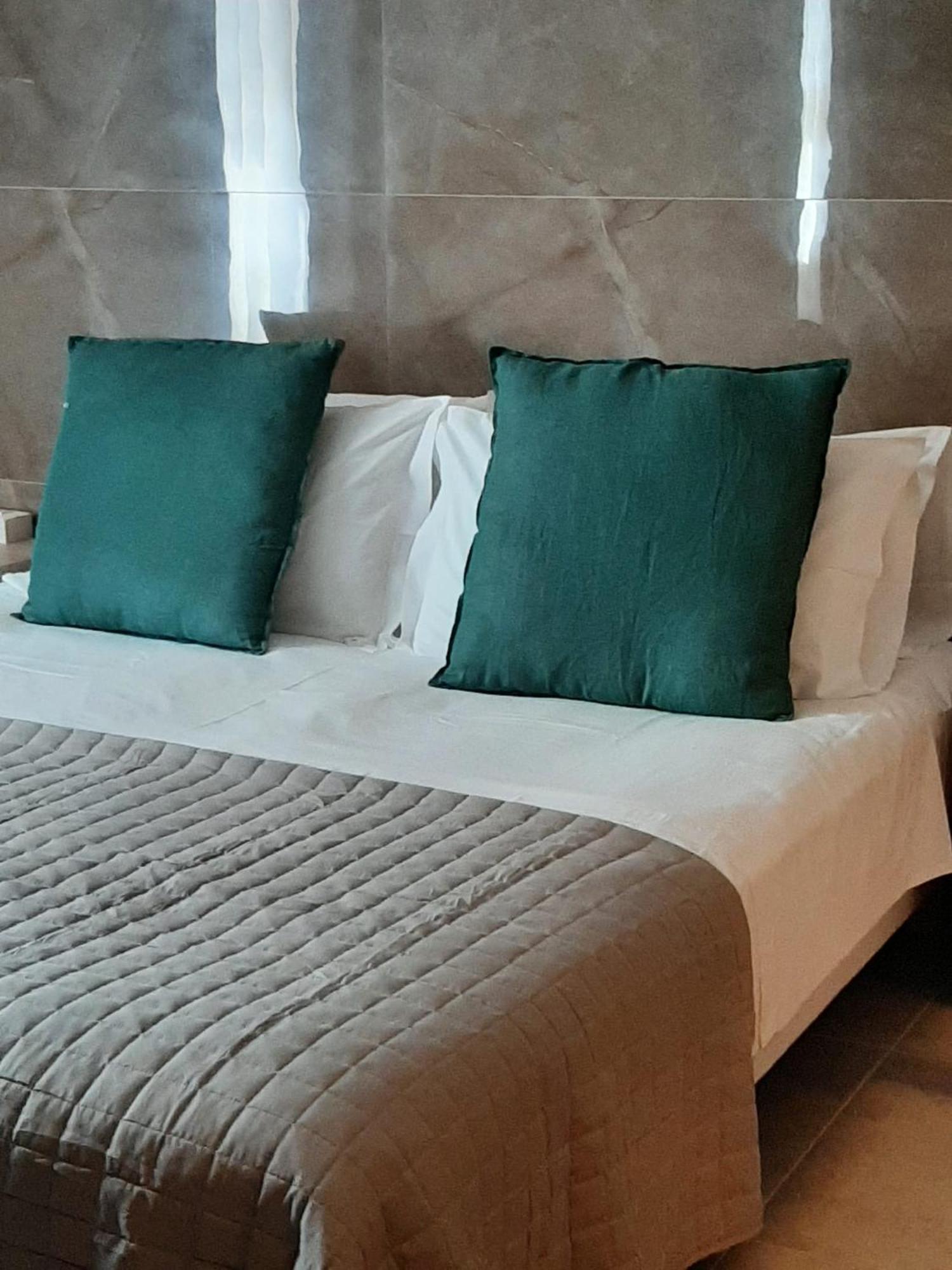 Baaria House Hotel บาร์เชลโลนา-ปอซโซ ดี กอตโต ภายนอก รูปภาพ