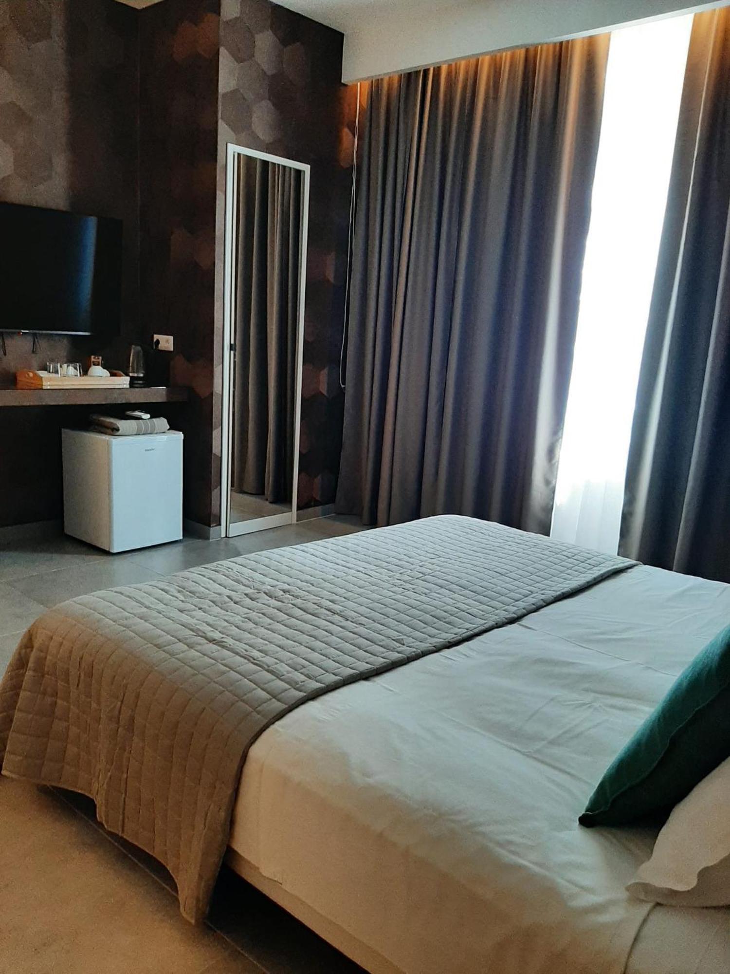 Baaria House Hotel บาร์เชลโลนา-ปอซโซ ดี กอตโต ภายนอก รูปภาพ