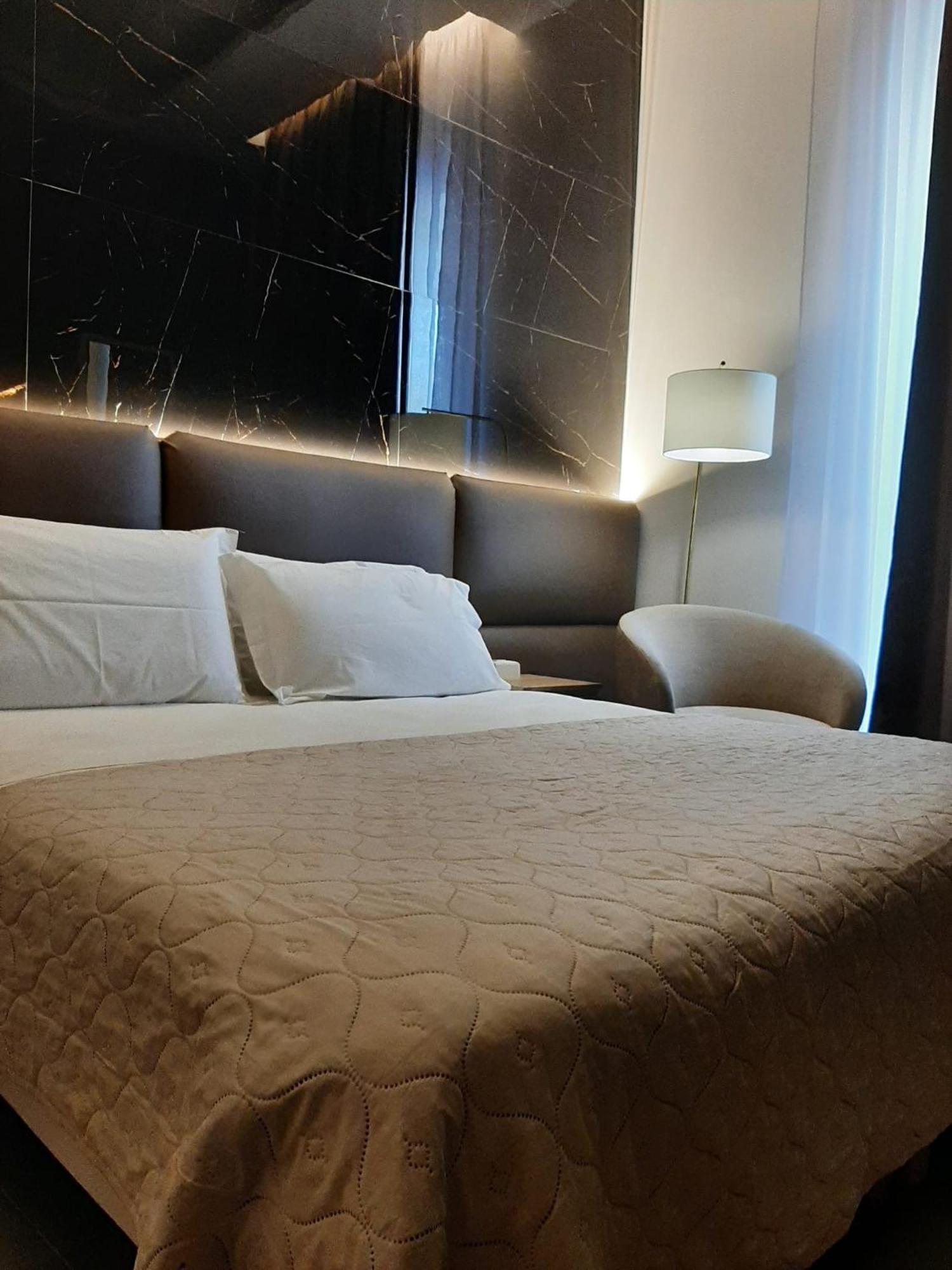 Baaria House Hotel บาร์เชลโลนา-ปอซโซ ดี กอตโต ภายนอก รูปภาพ